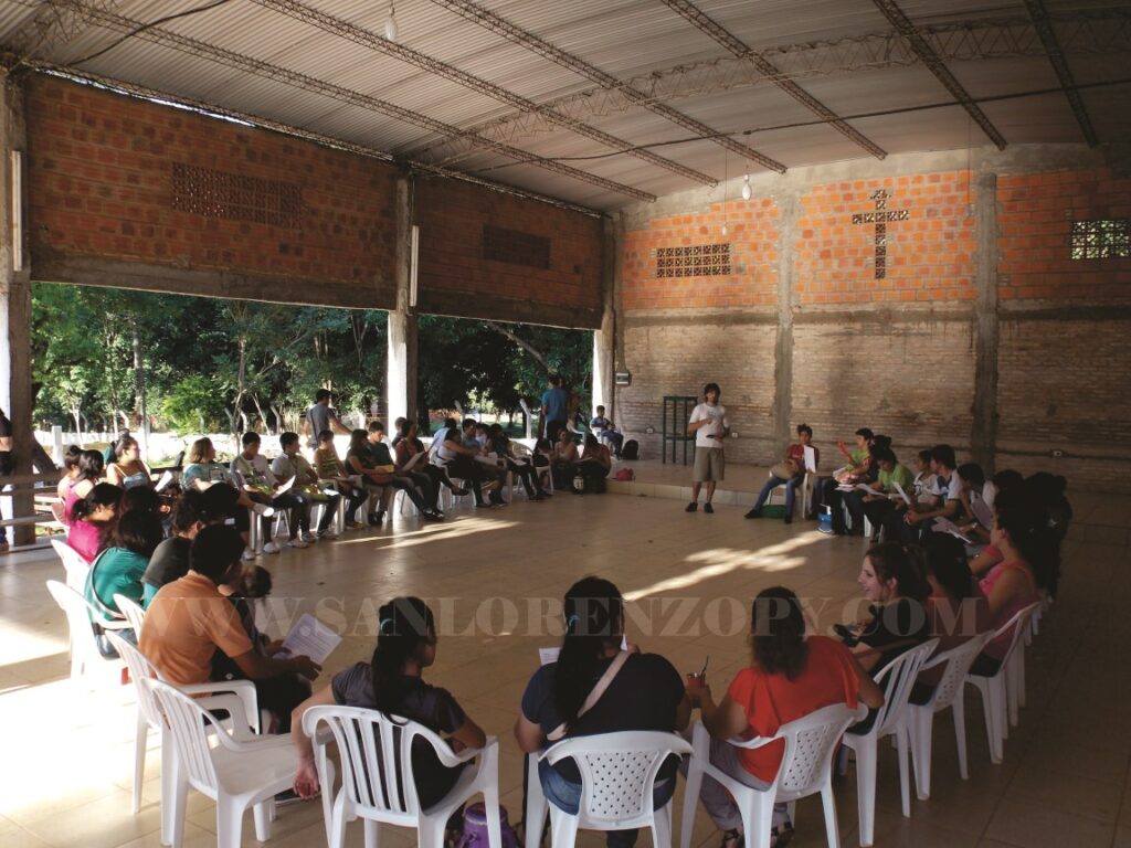 Catequistas de confirmación reunidos con el grupo "Redes", para ajustar detalles de animación de pascua jóven