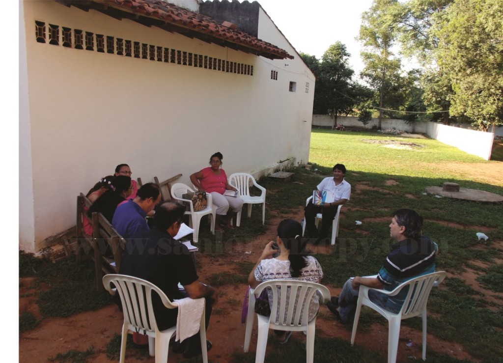 Padre Vicente Segovia, reunido con parte del grupo de liturgia de la parroquia Virgen de los Remedios