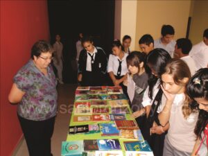 La biblioteca municipal realizó una exposición de libros hoy durante el lanzamiento "San Lorenzo Lee"