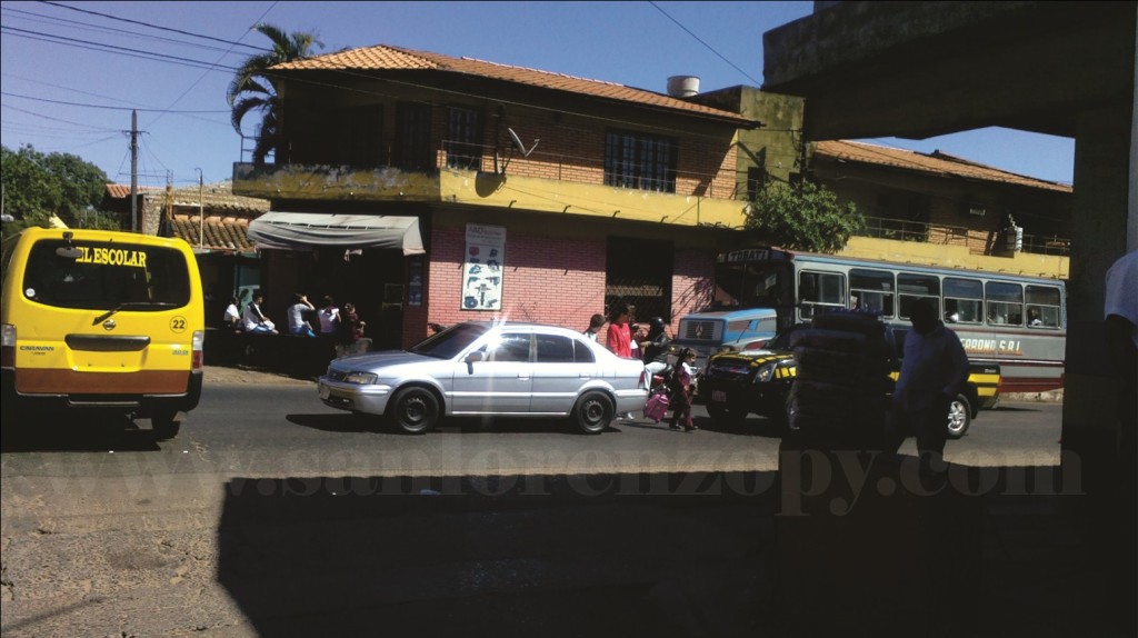 Fuimos a la mencionada esquina y corroboramos la peligrosidad para los escolares que van a la escuela Tomaza Ferreira de Meza