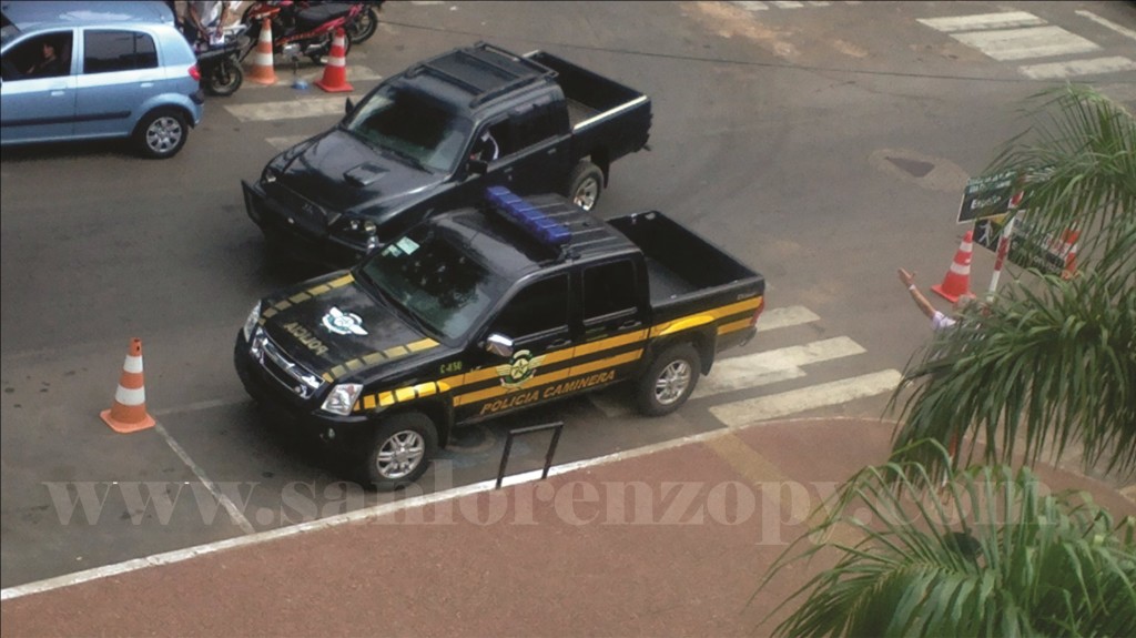 Pésimo ejemplo de parte de los inspectores de la nPolicía Caminera que esta mañana dejaron estacionado su camioneta donde esta reservado a personas discapacitadas y encima de la franja peatonal.