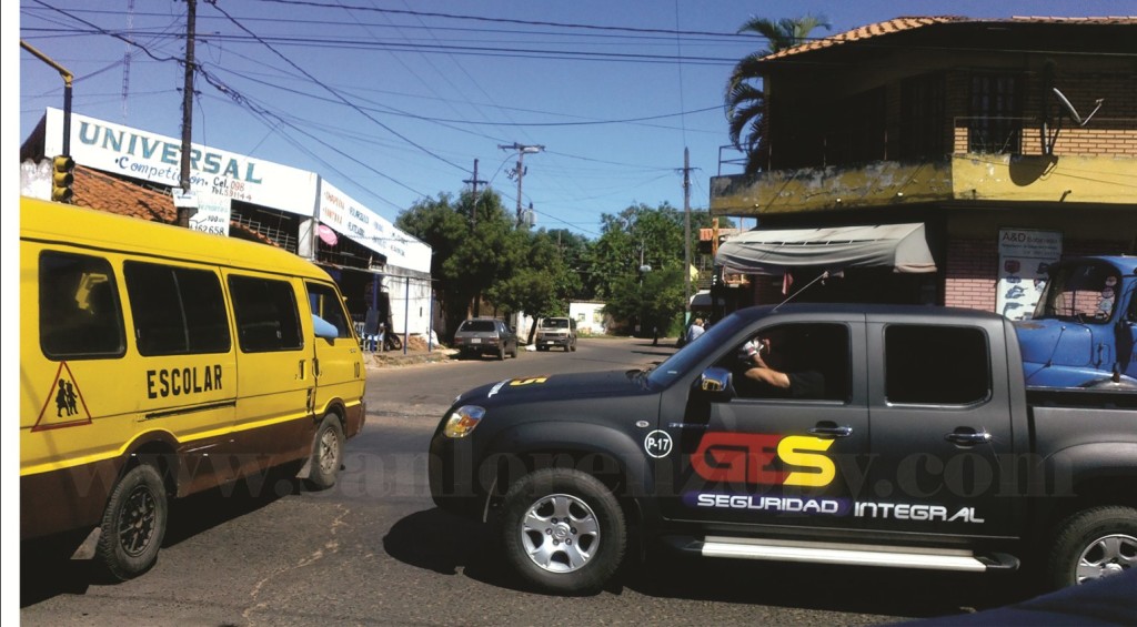 Semáforo en rojo, pero el conductor de la camioneta no se preocupa por el peaton que debe cruzar