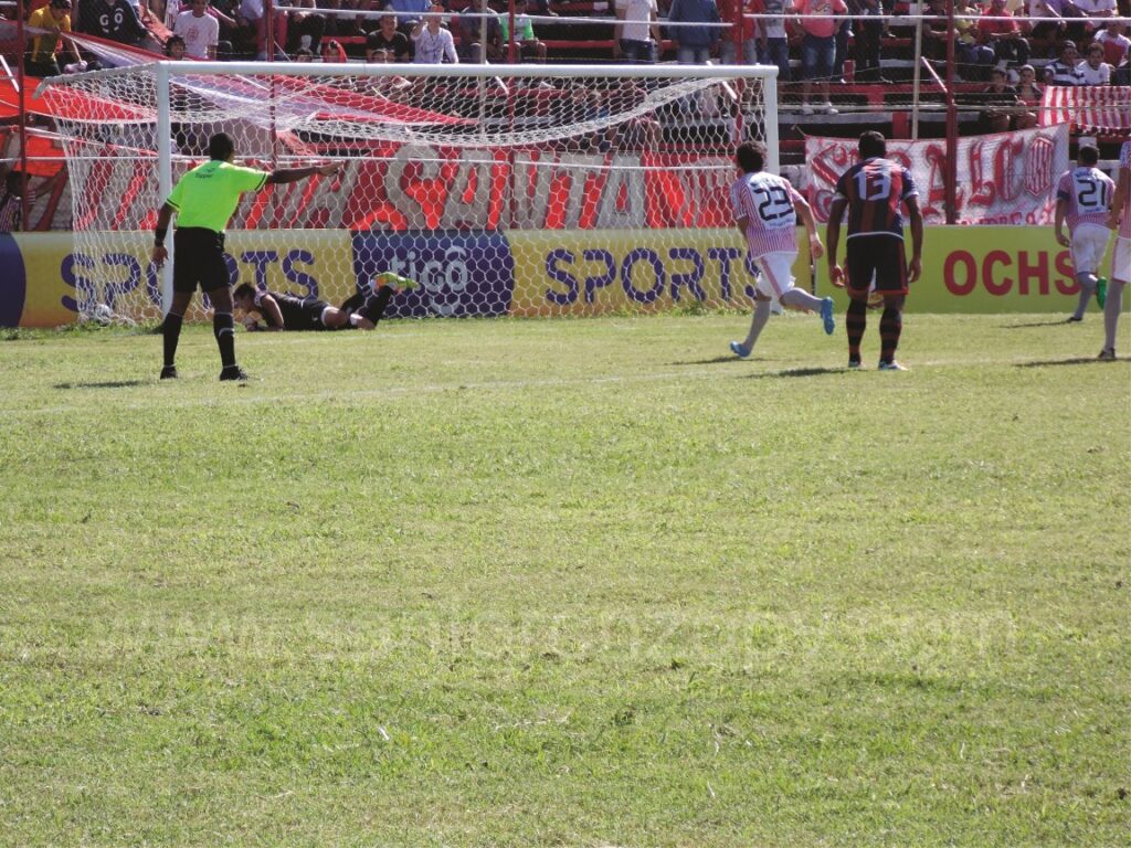 La pelota ya esta en el fondo del arco de Cerro de Franco, fue de penal y convertido por el "Metalero" Gonzalez