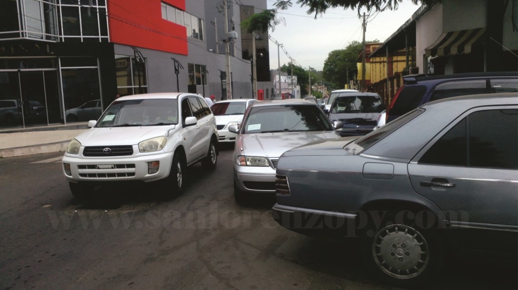 Frente mismo a la municipalidad se ven estacionamientos en doble fila dificultando aún mas el ya ajetreado tráfico sobre la calle España. (Imagen archivo SLPY)