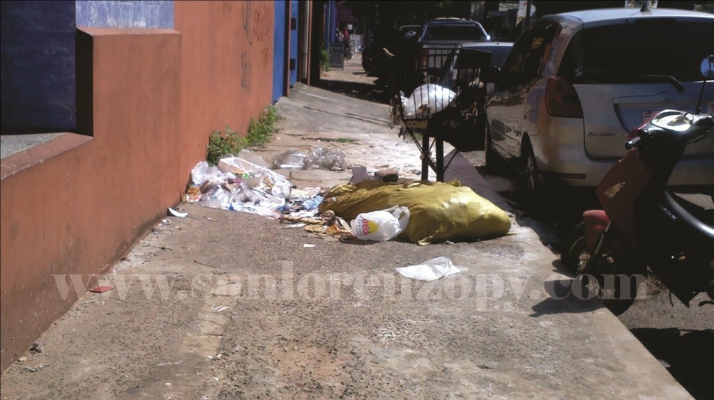 En esta vereda la basura es la que impedía el paso a los peatones durante varios . Calle Cnel Romero casi Defensores del Chaco frente mismo a la Cooperativa San Lorenzo