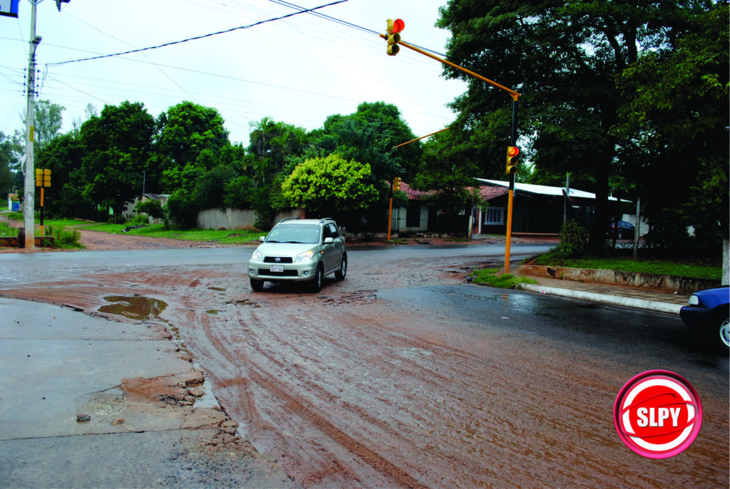 El deterioro del asfalto dificulta el rápido paso de vehículos en el semáforo
