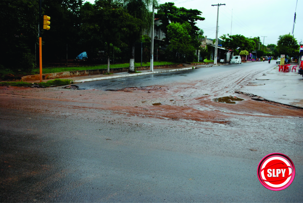 Los baches cada vez son mas grandes por lo que el paso de los vehículos se vuelve muy lento