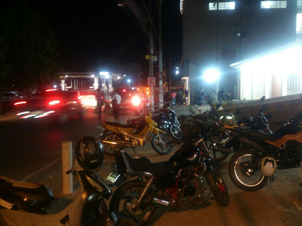 Las motos impiden completamente el paso del peatón quien debe transitar por el asfalto.