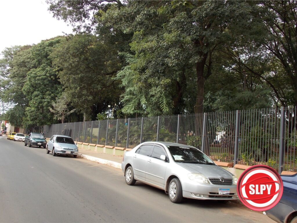 Los trabajos están avanzados y sobre la calle Cnel Bogado ya están colocando el vallado perimetral.