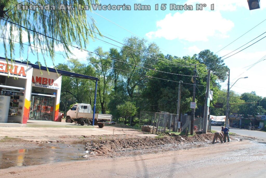 Ruta 1 y De la Victoria, funcionarios realizando reparaciones. (Imagen prensa municipal)