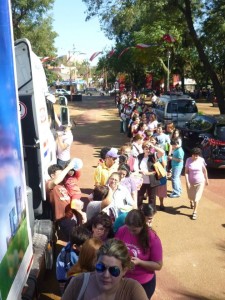 Larga fila para el almuerzo. Fuente: Club de Leones.