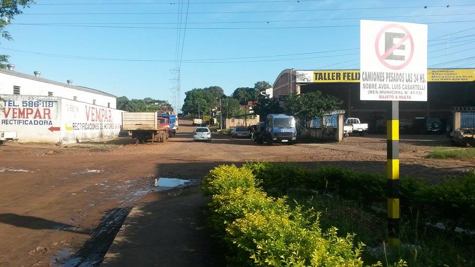 El tablero que prohíbe el estacionamiento a grandes camiones las 24 hs de nada sirve ya que el estacionamiento es a toda hora