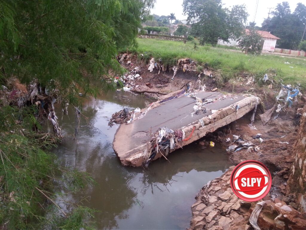 El enorme bloque de cemento obstaculiza el libre desplazamiento del agua en días de lluvia e inclusive esta agrandando el borde del arroyo en ese sector