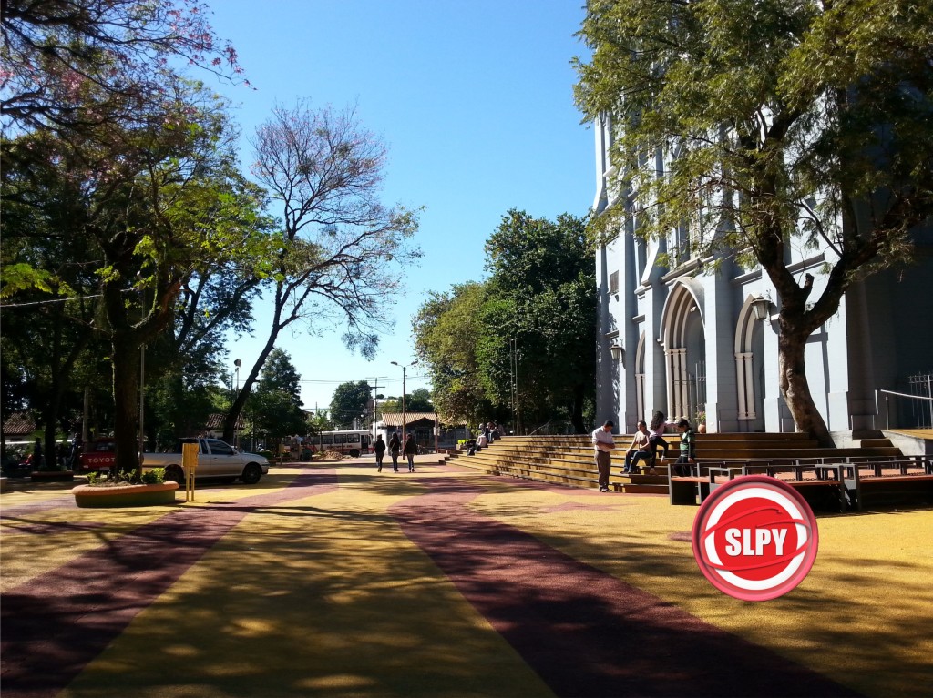 La peatonal frente a la Catedral tambien esta siendo hermoseado por la comuna sanlorenzana