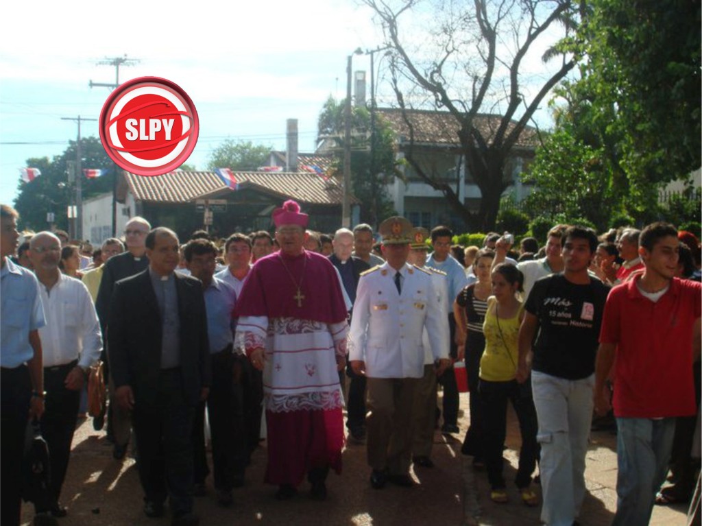 Monseñor Sebelio Peralta llega caminando a la Catedral de San Lorenzo en el día de la posesión al cargo de Obispo