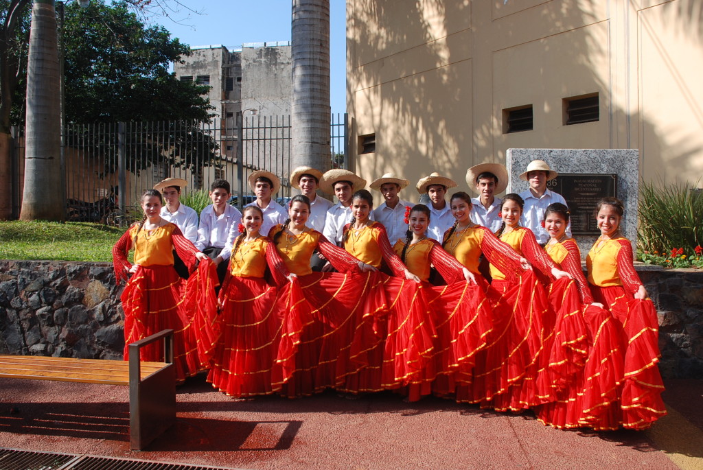 Las infaltables bailarinas paraguayas