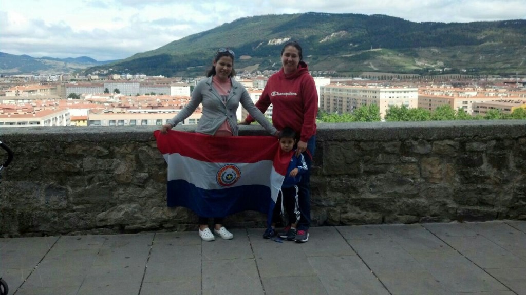 Las compatriotas honrando a nuestro país.