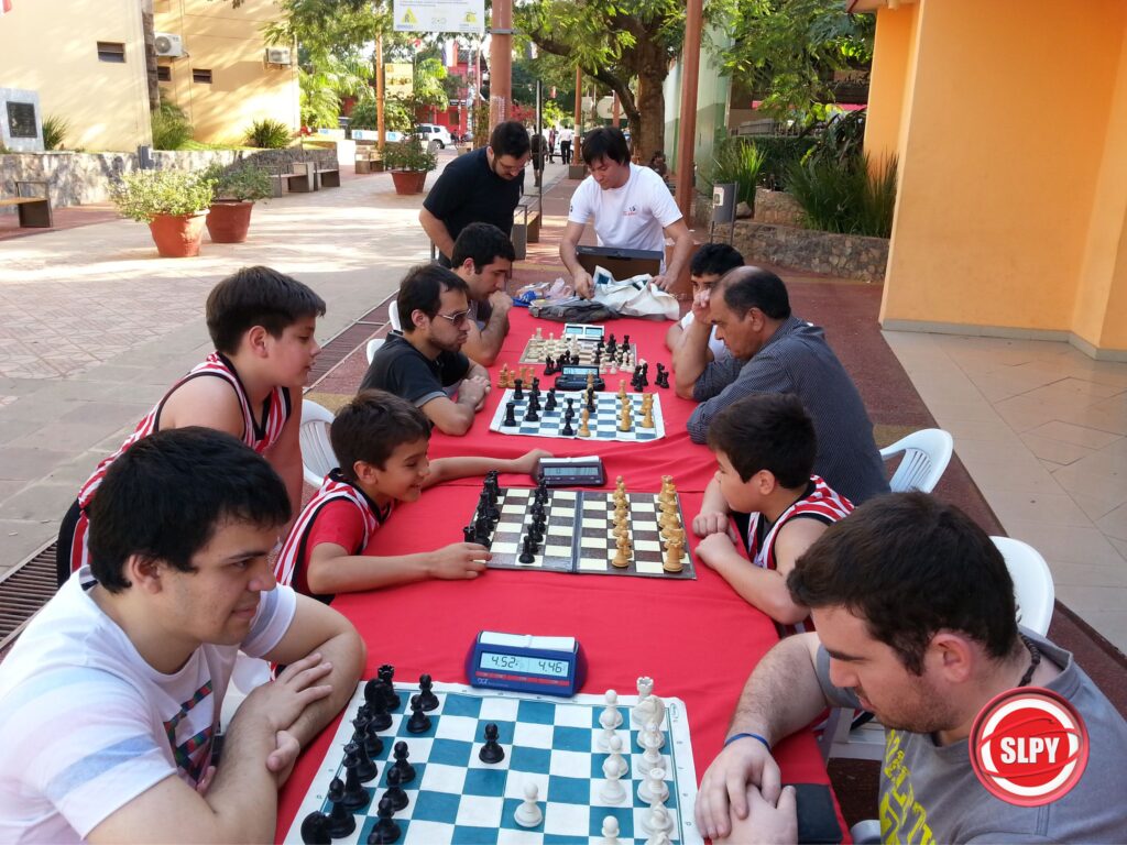 Los tableros se ponen frente al teatro municipal de kodo que cualquier persona que se acerque puede jugar o aprender