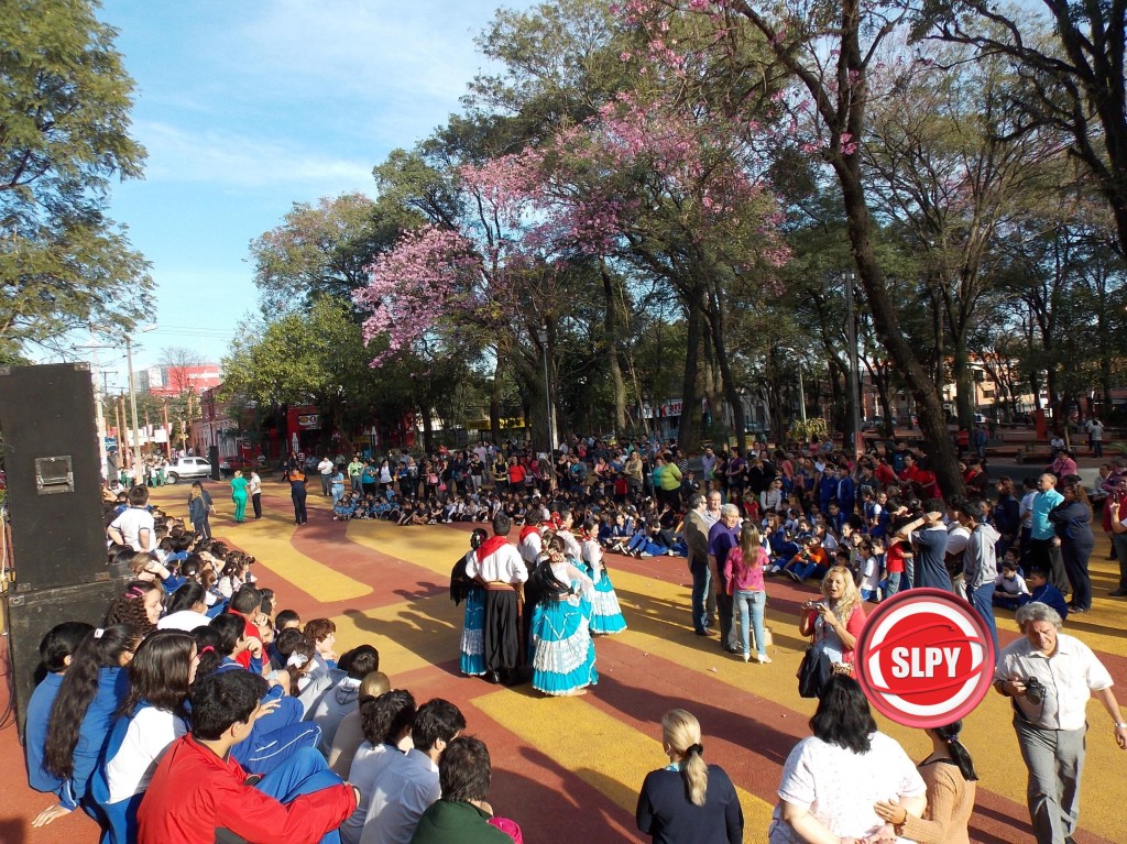 Mucha gente asistió esta mañana a la "Diana Mbaya" realizada en la explanada de la catedral