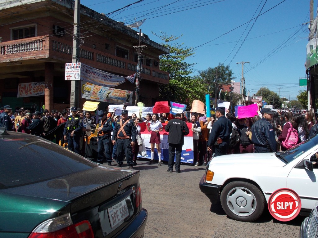 Los jóvenes estudiantes cerraron tambien la calle Marcelina Insfran en su intersecion de avda Del Agrónomo y Juan Mallorquin.