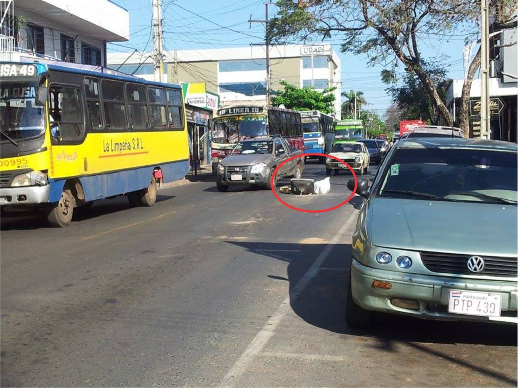 El bache precariamente señalado aparte del peligro que ocaciona tambien crea aún mas complicaciones al transito automotor. (Imagen Rodney Daniel Bogado)