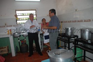 Concejales Eugenio Garcete y Elvio Caballero controlando la calidad de los almuerzos. (Imagen: Prensa Municipal)