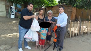 Momento de la entrega de víveres a la familia Cano. Izq. Dr. Freddy Khonter