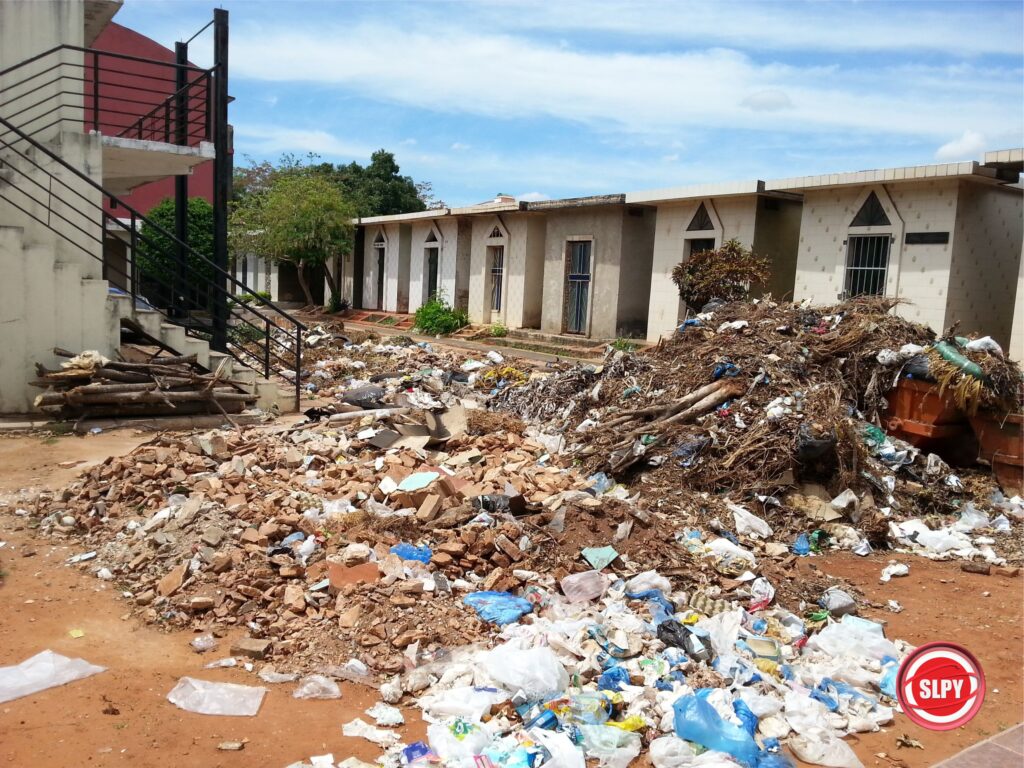 En esta imagen se puede observar papel higiénico, bolsas de polietileno y otros tipos de residuos 