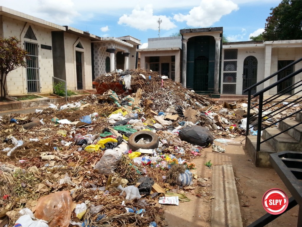 Es impresionante la cantidad de basuras existentes en una de las entradas al cementerio municipal
