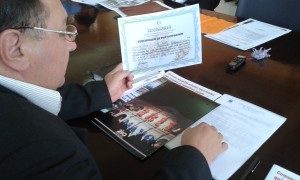 El concejal Pastor Benítez mostrando su certificado de participación durante la Sesión Ordinaria.