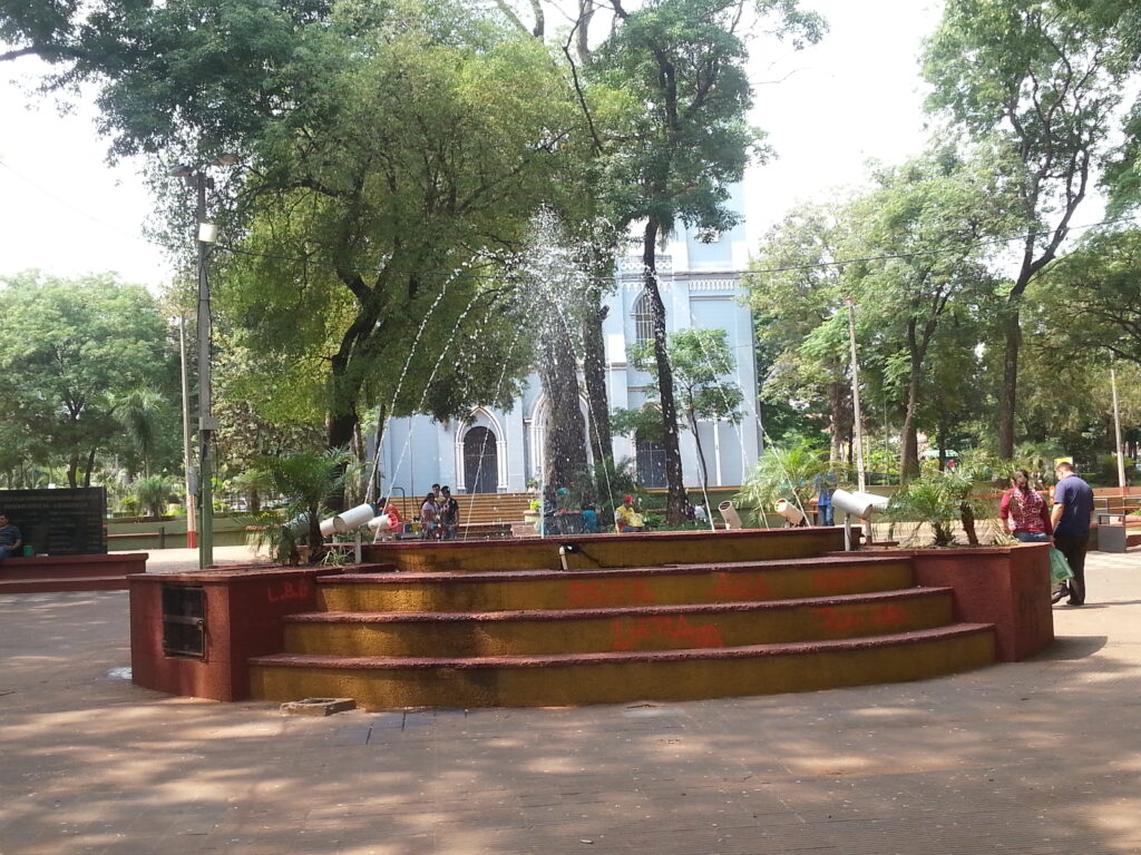 Seún nos comentaron el propio intendente ordenó la puesta en marcha de la fuente de agua. (Imagen de esta mañana)