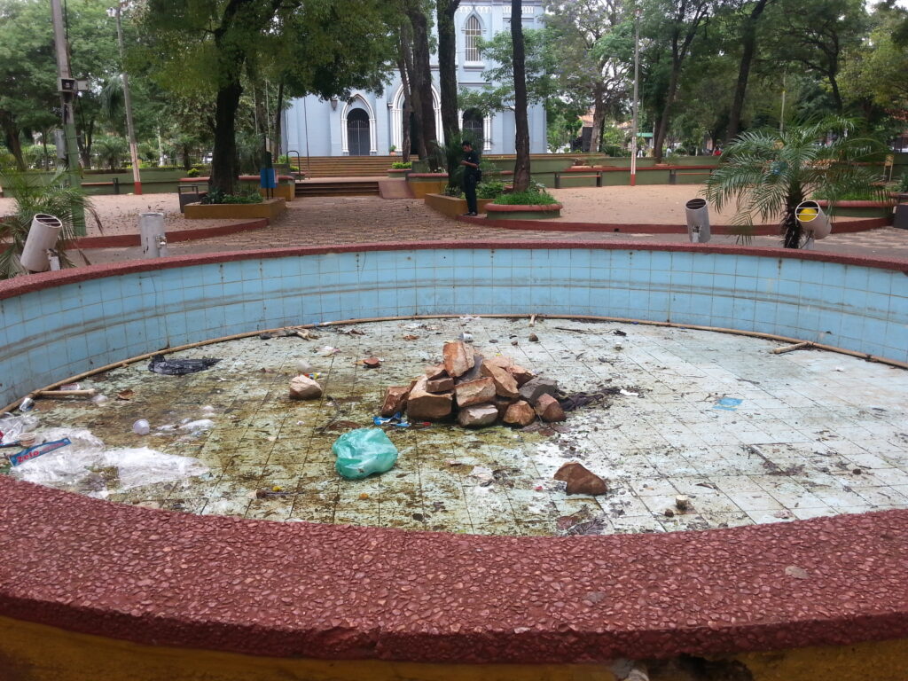 Estado actual de la fuente de la plaza Cerro Corá