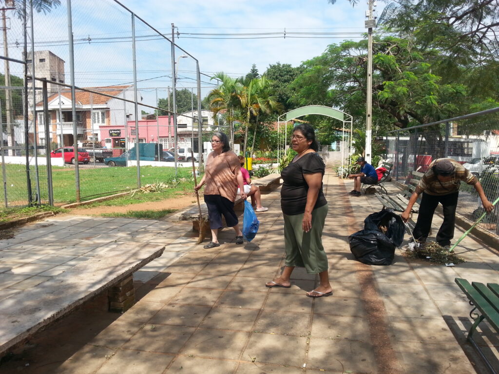 Esta mañana sorprendimos en plena tarea de limpieza a algúnos vecinos de la céntrica plaza Marcelina Insfran.
