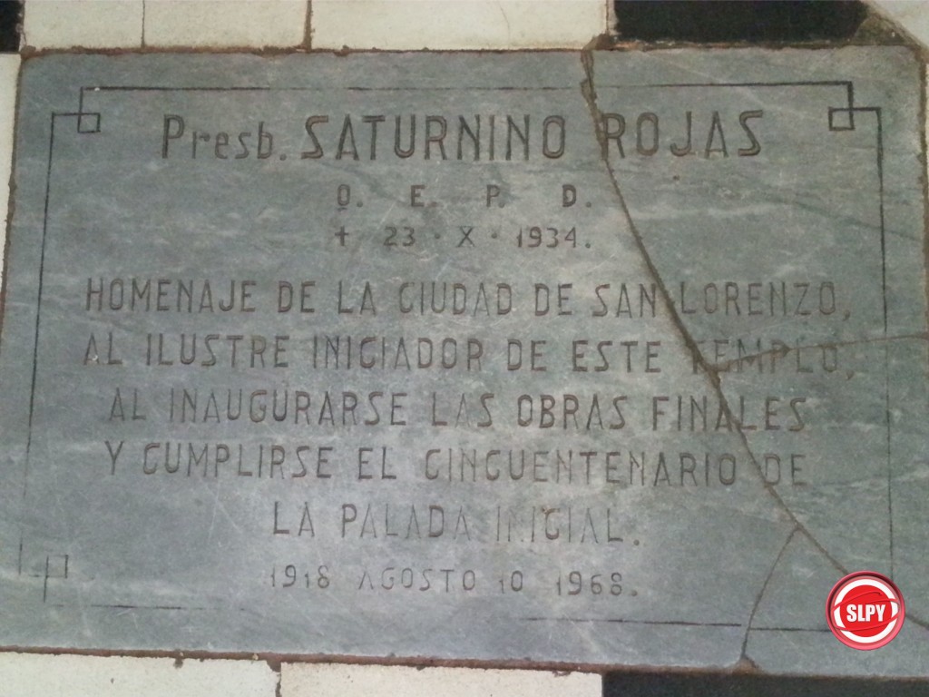 La tumba del padre Saturnino Rojas, se encuentra en la entrada principal lado derecho