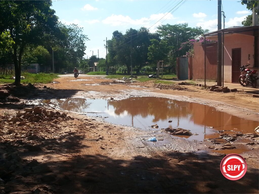 La calle Albetos antes de llegar a Jaccarandá esta practicamente intransitable