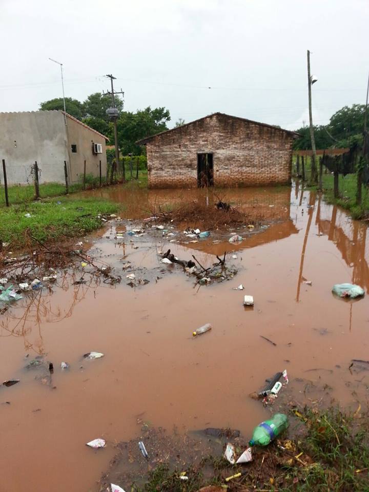 Agua sucia con diferenets tipos de basura que deben soportar por mucho tiempo
