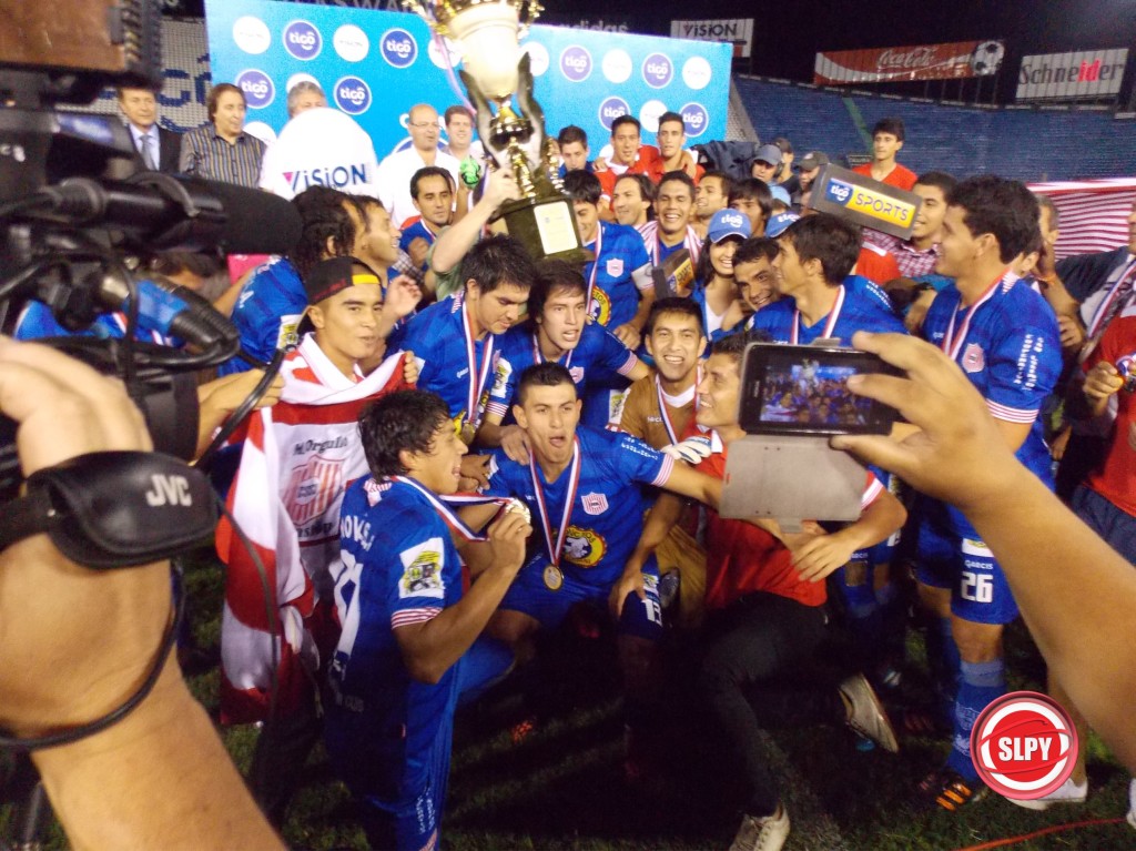 El festejo con la copa de campeón. (Imagen: Hugo Maciel, para SLPY)