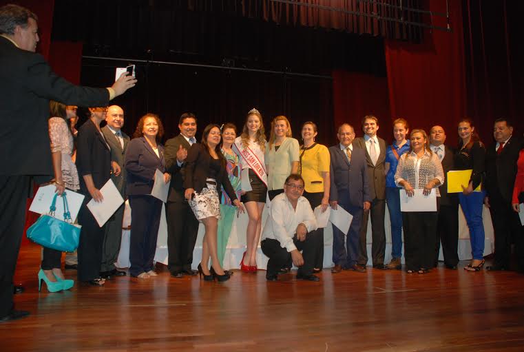 Algunos de los distinguidos de ayer junto a la Miss San Lorenzo 2014 y los pocos concejales que se quedaron para la foto.