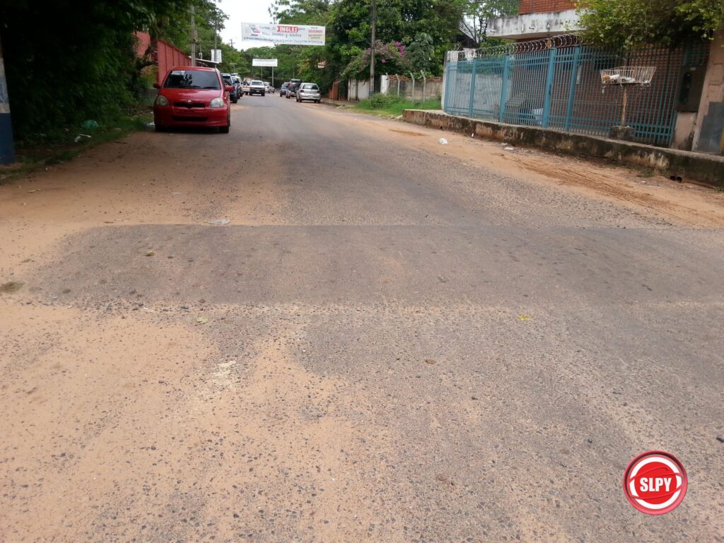 El 90% de las lomadas de la ciudad carecen de pinturas de señalización. (Imagen calle Cnel Bogado y San Marcos, a metros de la escuela Tomaza Ferreira de Meza)