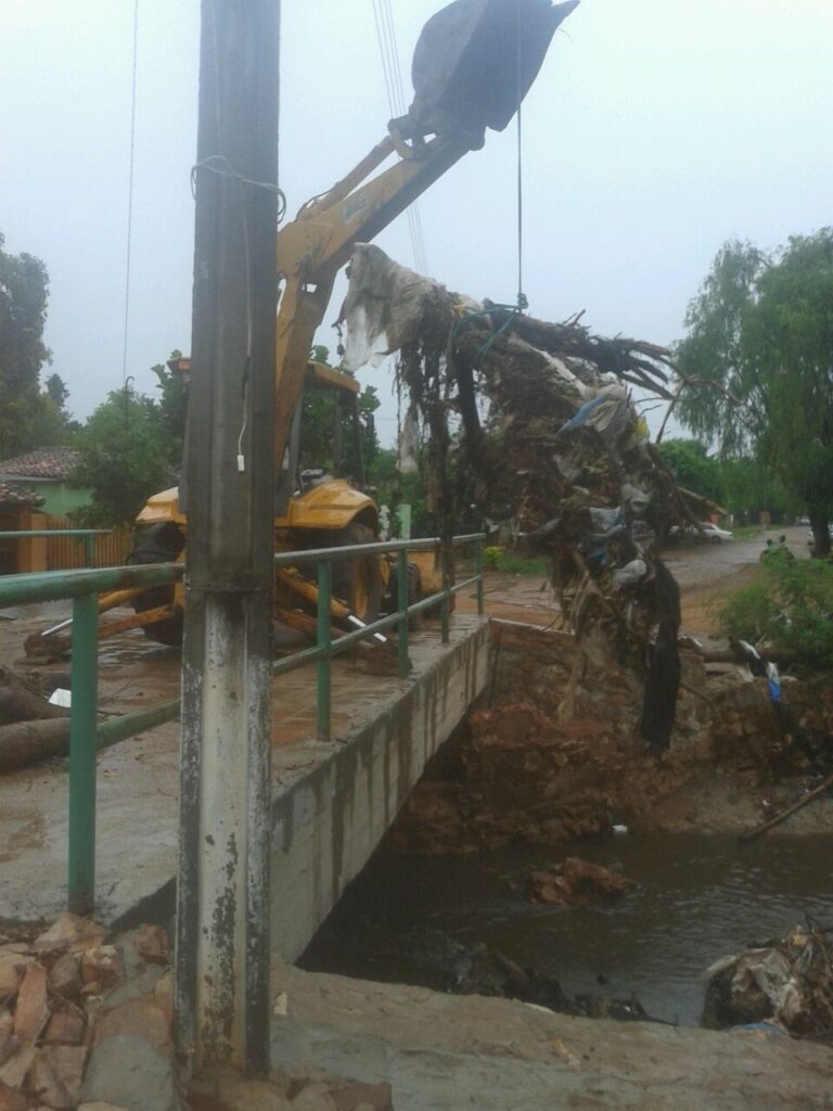 Las basuras estaban taponando peligrosamente el paso del agua en la zona del puente