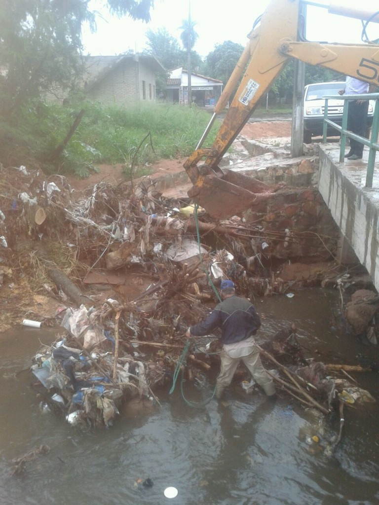 Para la limpieza utilizaron la retroexcavadora con varios funcionarios de Medio Ambiente