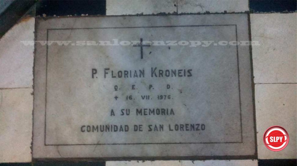 En la entrada principal del templo lado izquierdo se encuentra la tumba del padre Florian Kroneis