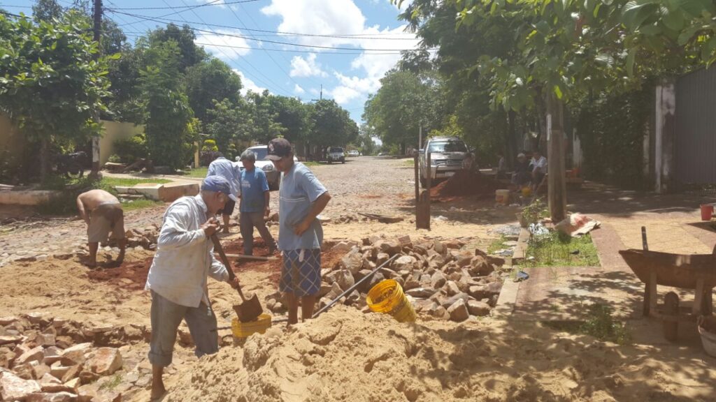 En plena tarea de arreglo de empedrado. (Imagen gentileza Rodrigo Duarte)