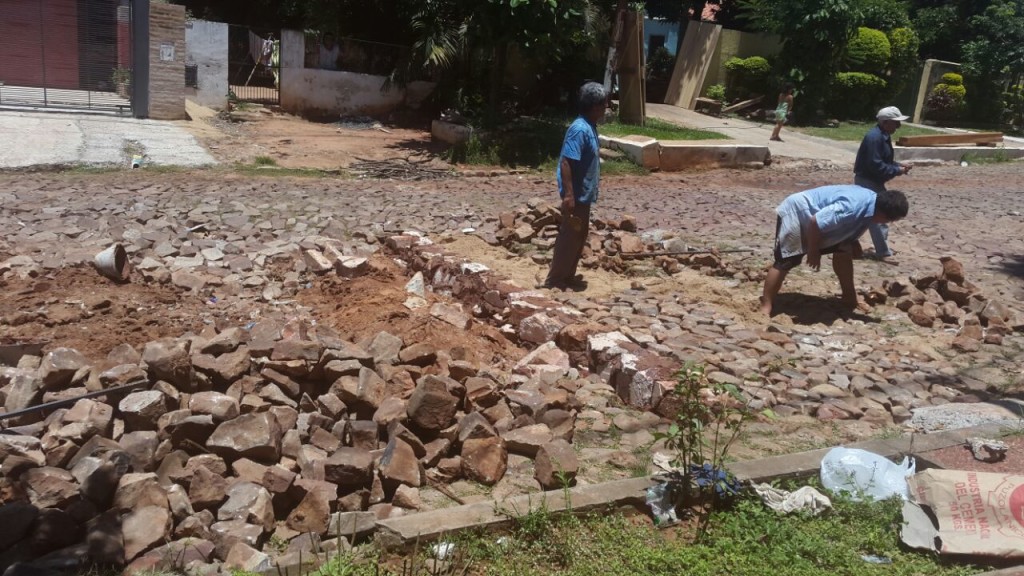 Parte del empedrado quedó practicamente en ruinas luego de las últimas lluvias. (Imagen gentileza, Rodrigo Duarte)