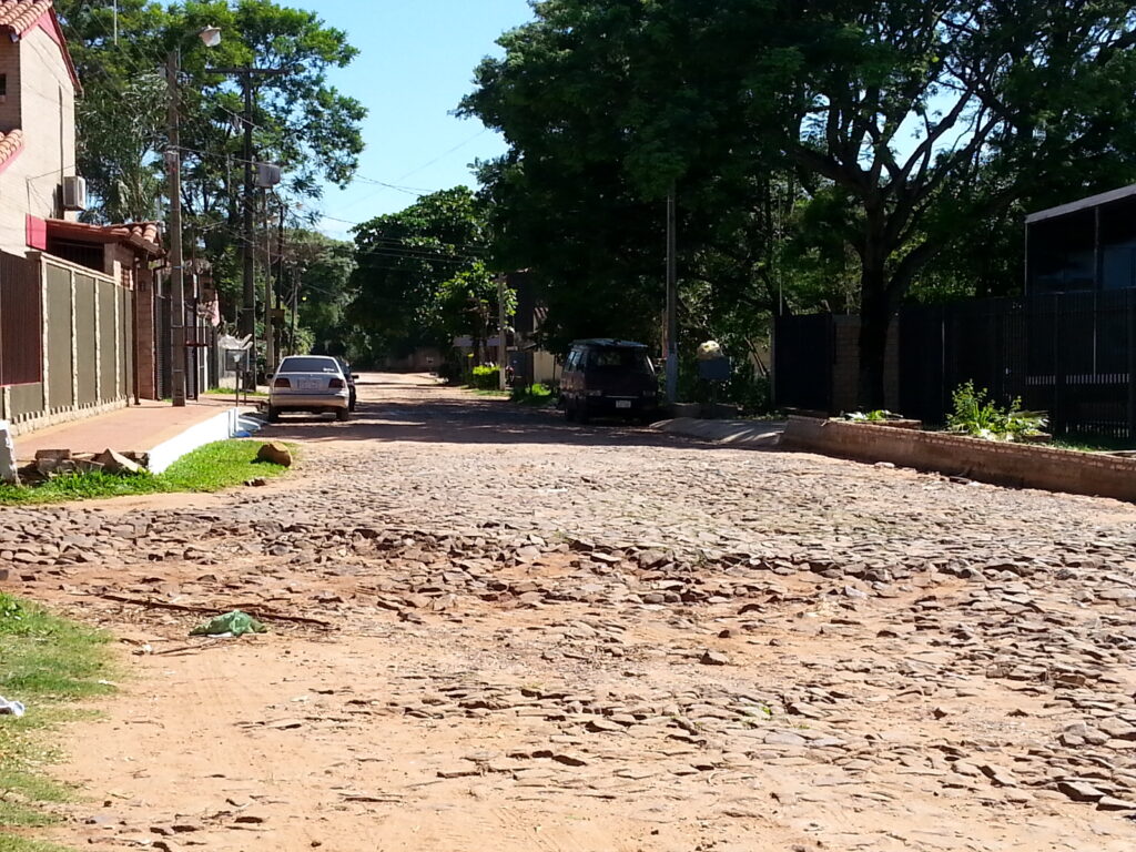 Esta es la interseción de las calle Tte Rodi y Abrahan Lincoln, Otras calles cercanas ni squiera cuenta con empedrados. (Click para agrandar)