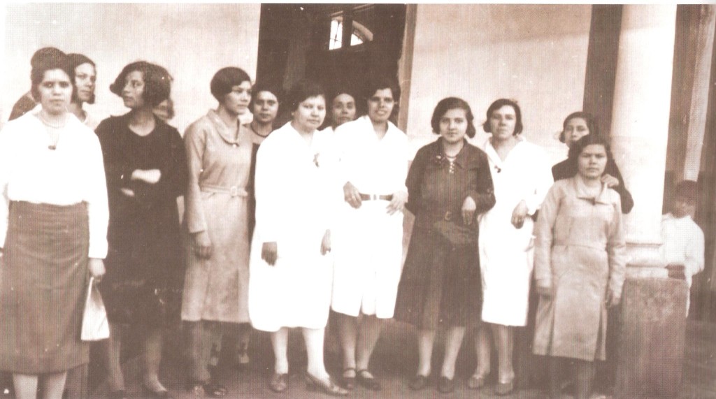 Profesora Clotilde Paredes cuarta de la izquierda. (Imagen gentilez Silvio Ávalos)