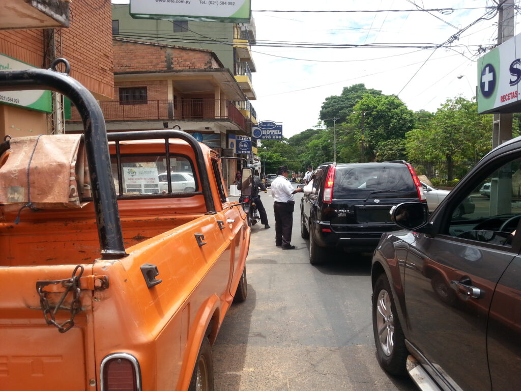 En el medio de la calle y esquina de Defensores del Chaco y Cnel Romero, se le ocurre pedir documentos del vehículo. (Click para agrandar imagen)
