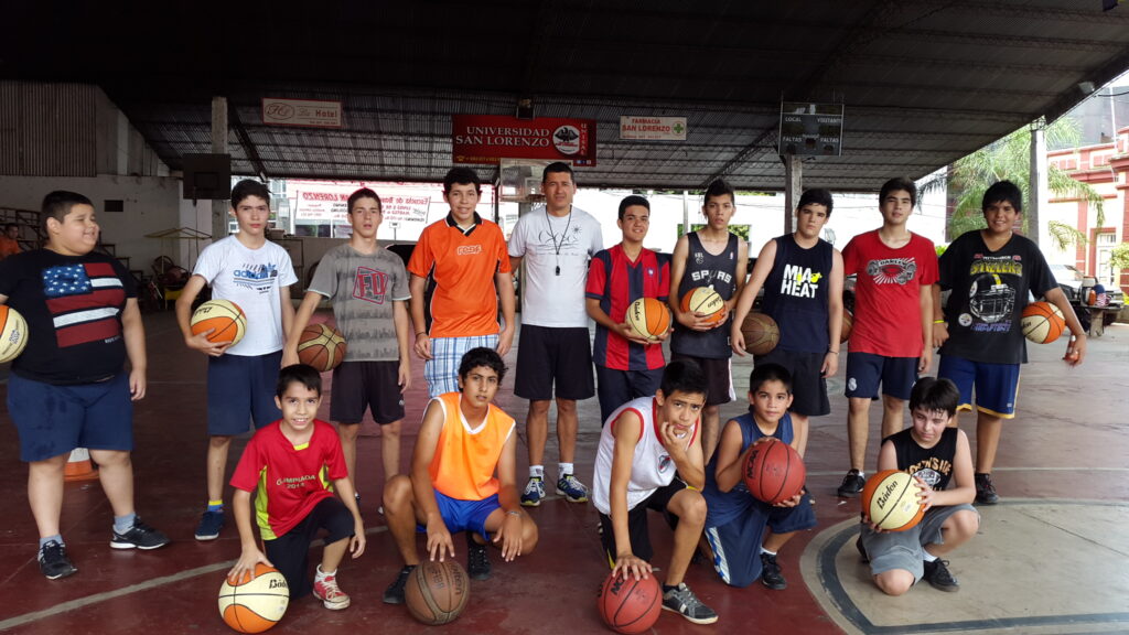 Parte del grupo masculino que viene practicando basquetbol con el profesor "Marulo" Jimenez