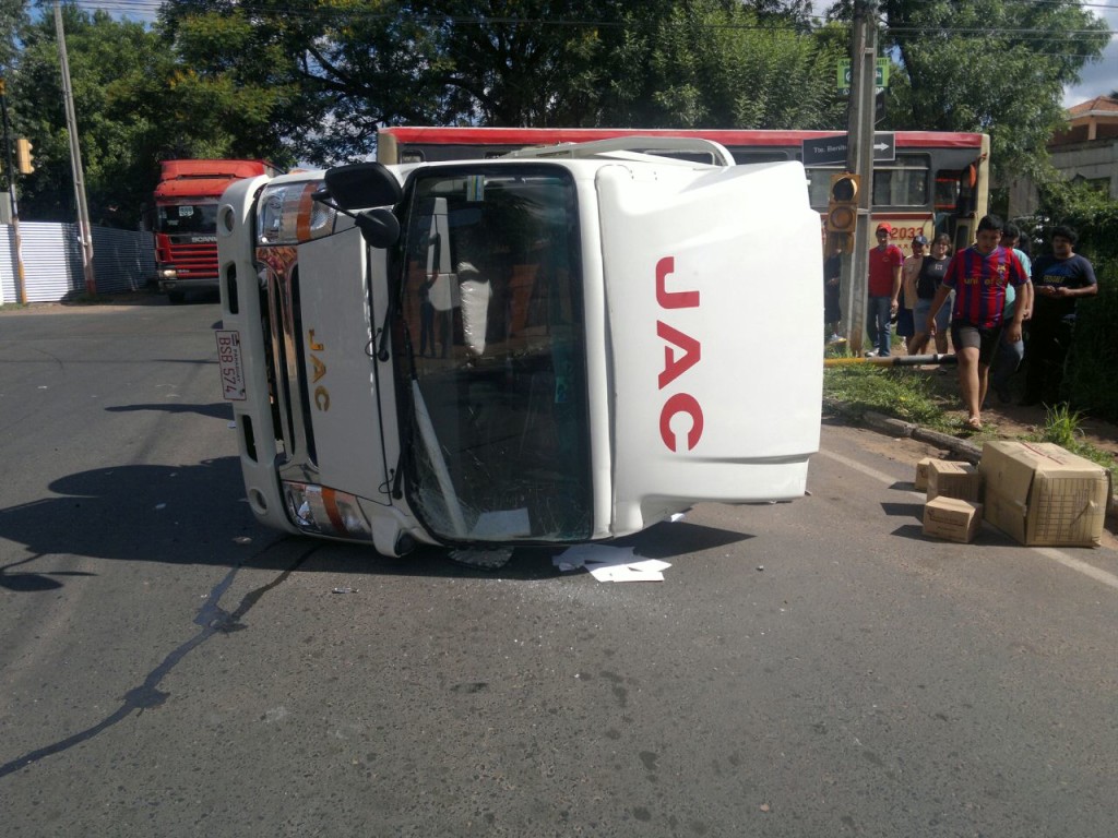 Uno de los vehiculos involucrados volcó luego del golpe. (Imagen gentileza Avo Antunez)