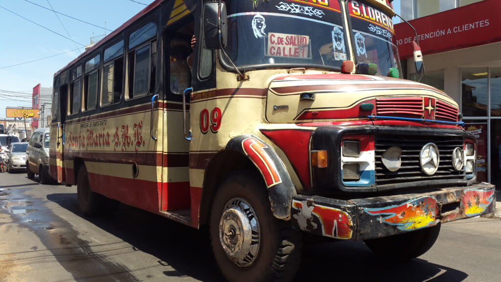 Algunas unidades del transporte interno de pasajeros son obsoletas e incluso trabajan sin chapa patente. (Imagen de esta mañana)